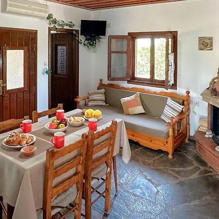2 Bedroom Stunning In Astros Peloponnese Casa de Férias